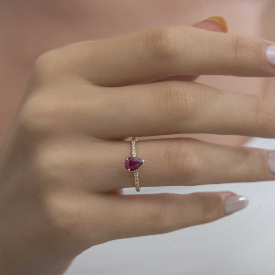 0,94 Karat Pırlantalı Yakut Yüzük