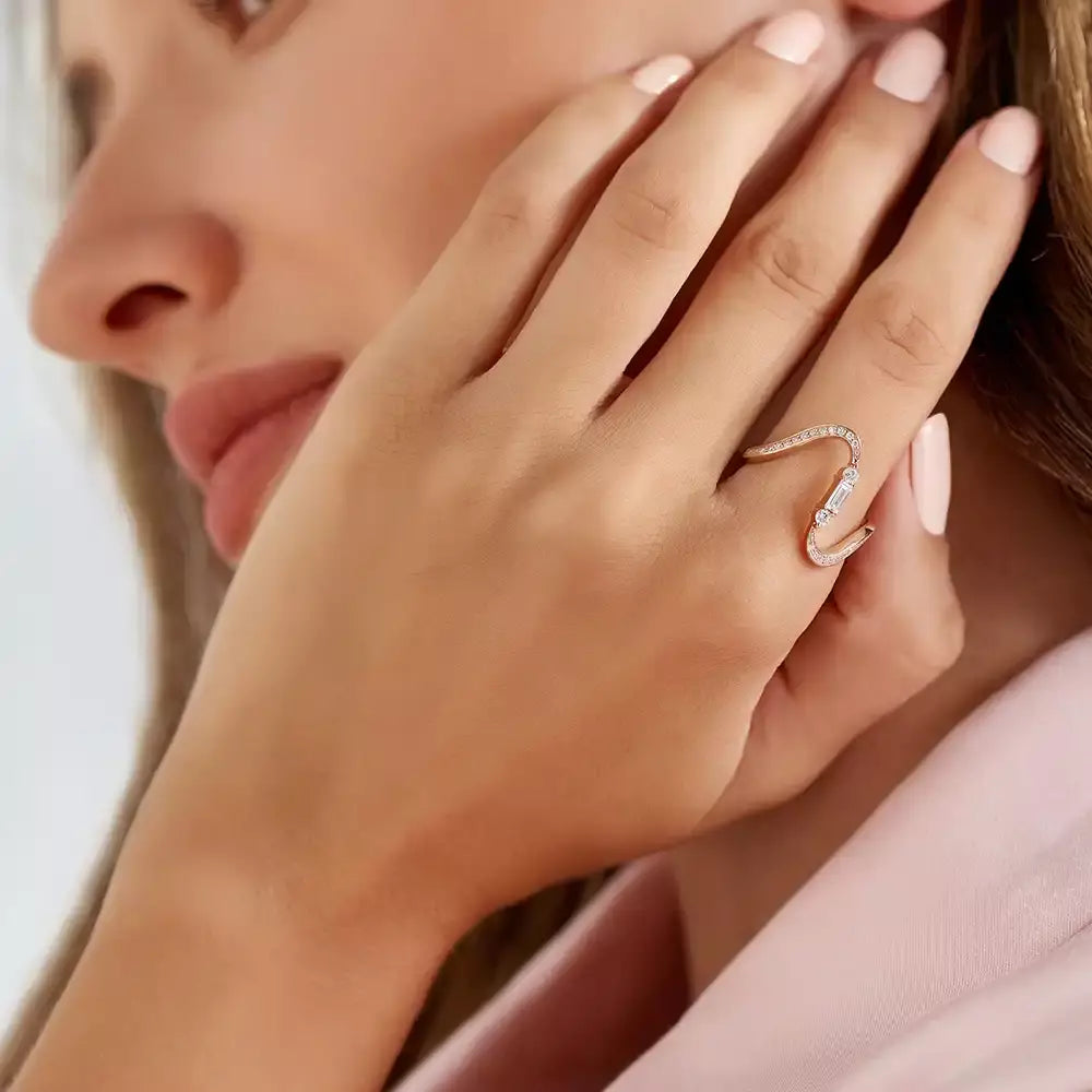 Lyric 0.40 CT Baget Pırlanta Taşlı Rose Altın Yüzük