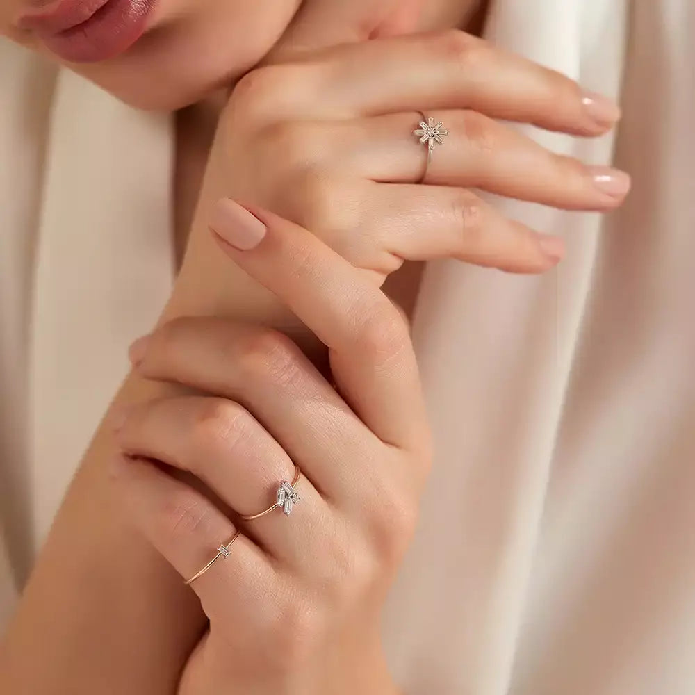Daisy 0.12 CT Baget Pırlanta Taşlı Beyaz Altın Yüzük