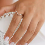 White Gold Minimal V-Ring with Diamond