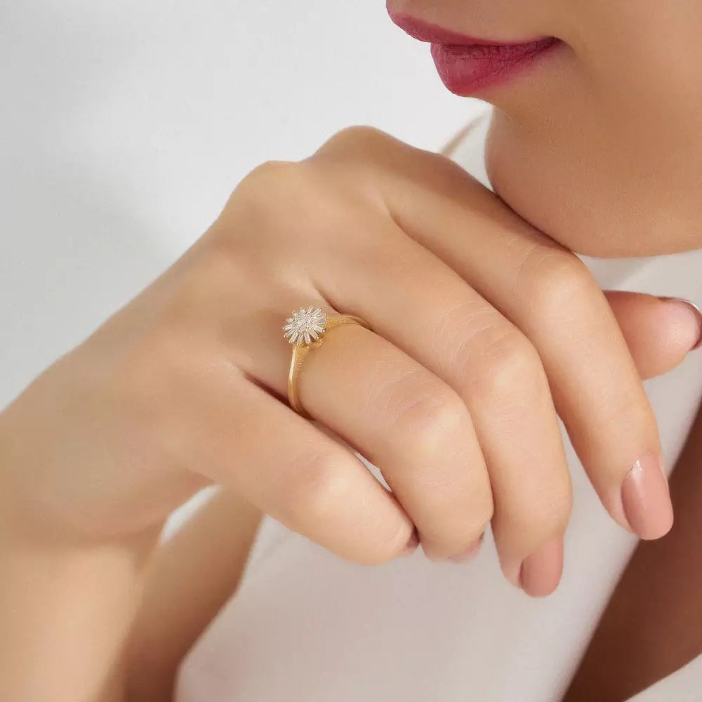 Shiny Yellow Gold Ring with Baguette-Cut Diamond